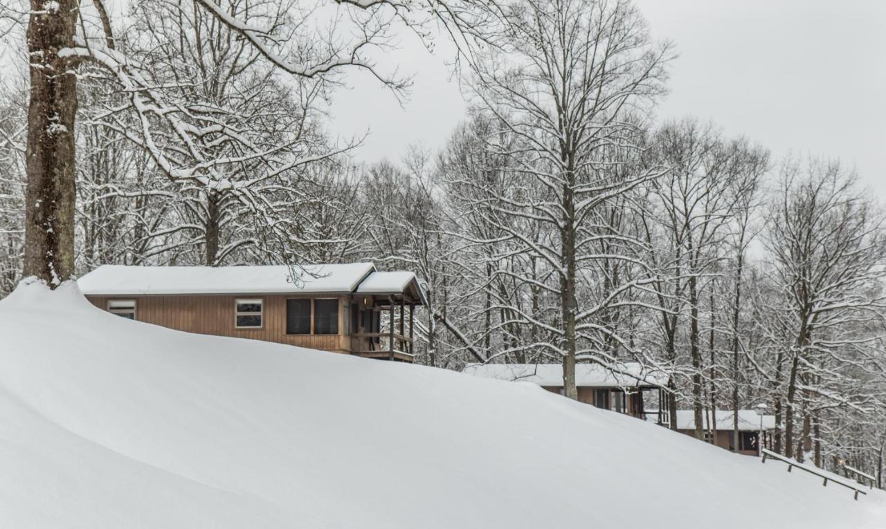 Burr Oak Lodge And Conference Center Glouster Экстерьер фото